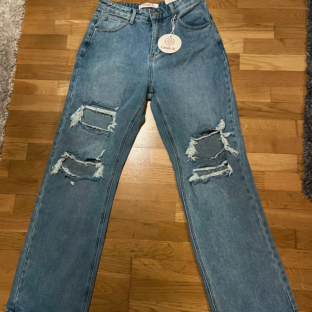 Helt oanvända jeans med prislapp kvar i storlek M.  Orginalpris är 599kr  Säljer dem för 200kr. Jeans & Byxor.