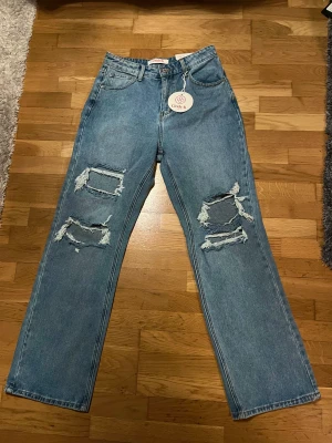 Raka High Waist  - Helt oanvända jeans med prislapp kvar i storlek M.  Orginalpris är 599kr  Säljer dem för 200kr