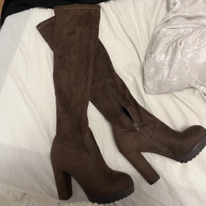 Bruna boots - Skitsnygga boots som går att vika ner och justera hur höga/baggy man vill ha dem. Har endast använts fåtal gånger, ord. pris ~700kr. Storlek 36 men skulle säga att det även passar en 37:a. Köparen står för frakt❤️‍🔥
