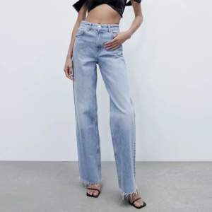 Säljer dessa helt oanvända jeans från Zara! (Skriv privat för fler bilder på jeansen) De är i helt ny skick, säljer då de inte passar mig tyvärr ✨