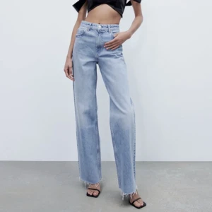 Zara jeans  - Säljer dessa helt oanvända jeans från Zara! (Skriv privat för fler bilder på jeansen) De är i helt ny skick, säljer då de inte passar mig tyvärr ✨