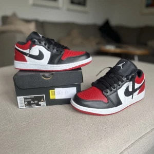 Jordan 1 low bred toe - Säljer mina jordans. De är helt nya/aldrig använda, äkta, har box (har inte kvitto vann en tävling men kan visa bevis), storlek 41 i skorna. Jag säljer mina skor för de är inte min storlek.