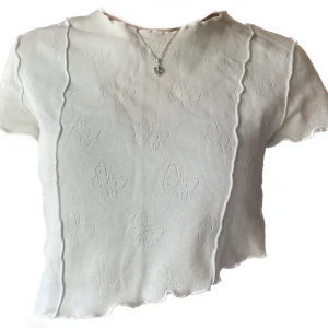 Croppad T-shirt  - jättesöt ljusgrön t-shirt som är croppad och har små fjärilar som detaljer!🦋Storleken är liten i modellen så skulle säga att den passar S. Kontakta mig innan köp! :)