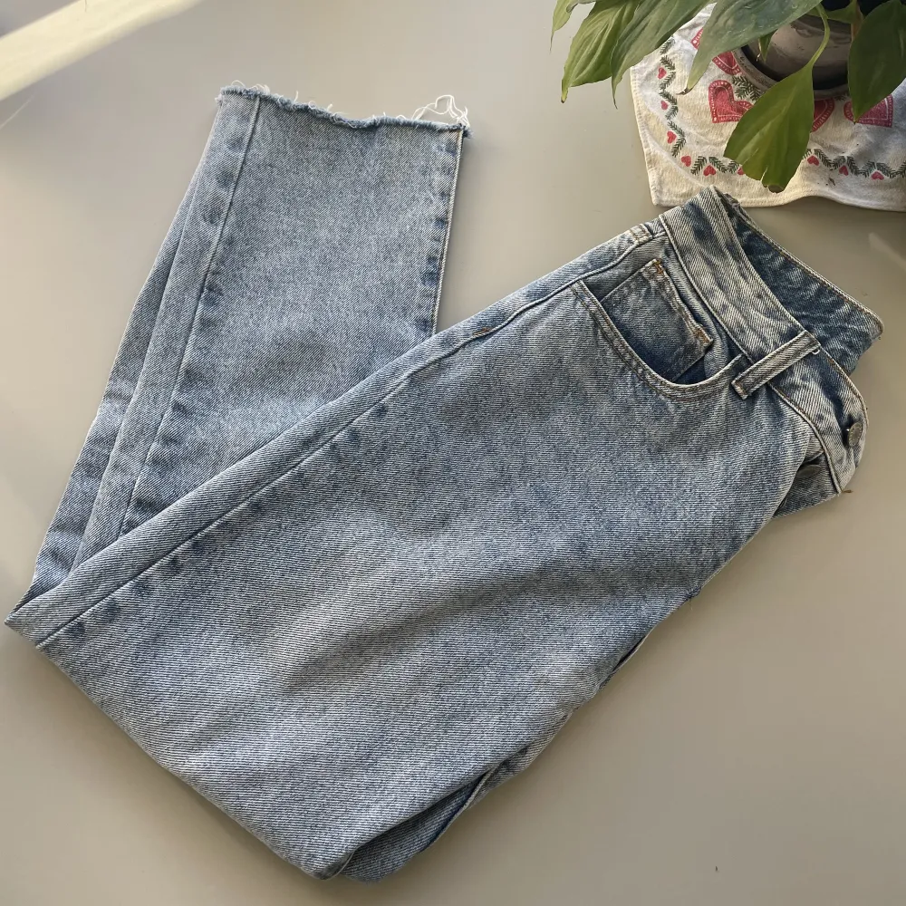 Ljusa jeans från J galt i storlek XS/S, högmidjade med knappar . Jeans & Byxor.