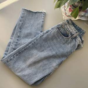 Ljusa jeans från J galt i storlek XS/S, högmidjade med knappar 