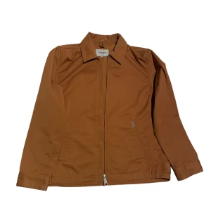 Carhartt Workwear jacka - En slittålig och robust vårjacka av märket carhartt. köpt på Inlandet i Åre för 1599 kr. Nästan i nyskick förutom två små fläckar på vänsterarmen som jag är säker på man kan skrapa eller tvätta bort på något sätt! Säljer pga kommer inte till användning!