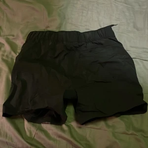 Peak performance badshorts till bra pris🤝😄 - Säljer dem här shortsen för att jag inte använder dem och dem är knappt använda ändå. Dem säljs till ett bra pris om man jämför med nypriset. 🤝😁