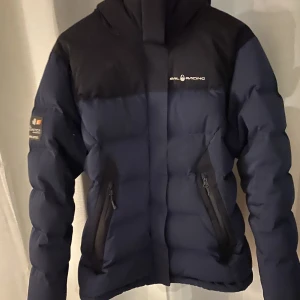 Jacka - Säljer denna snygga jackan då jag ska köpa en annan, bra skick förutom ett litet hål vid armen (nypris 3600) skriv för fler bilder