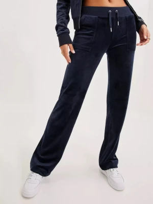 Juicy Couture  - Nu säljer jag mina jättefina juicy couture byxor! Säljer pågrund av att jag har andra färger och dessa aldrig kommer till användning. Byxorna är i färgen night sky och det är den modellen med fickor på baksidan. Hör av er om ni har några frågor!❤️