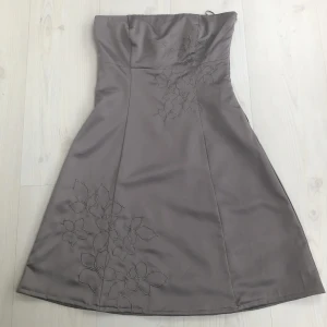 Bandeau klänning - Så unik och vintage klänning från Vila i stl M🫶🏻så fina broderier🌸har dragkedja vid sidan av midjan💞!!! Stor vid bysten för mig som vanligtvis har s/liten m i överdelar<33 skicka dm för fler bilder🫶🏻