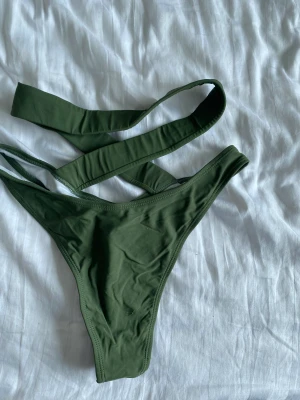 Snörad bikini  - En grön bikini med snörning kring midjan🌵 Lite tajt men annars sitter den normalt. Aldrig använd💕
