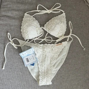 Bikini - Oanvänd bikini från Panos emporio med prislappen kvar på underdelen. Nypris 800🤍