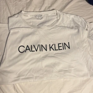 T-shirt - En Lyle and scott t-shirt En Calvin Klein t-shirt  Båda i storlek M