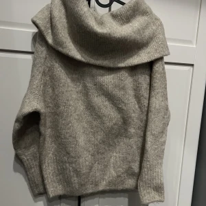 Stickad offsholder - Helt nu från HM - offshoulder stickad tröja i beige 