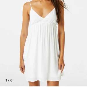 Studentklänning  - Så fin klänning till student/sommar/avslutning. Lappen kvar, från bershka. Storlek M. Frakt tillkommer på 45kr! 