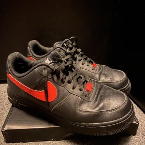 Air Force 1 - Säljer mina AF1 eftersom dom inte kommer till användning. Dom är lite cresade men annars är dom som nya. Dom är egendesignade från nikes hemsida, köptes för 1500kr