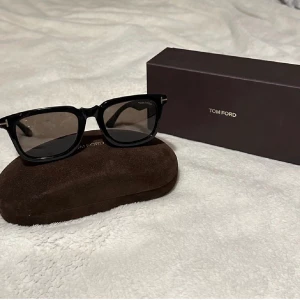 Tom ford solglasögon - Säljer nu dessa brillor från Tom Ford. Köpta i somras för 2600, helt oanvända. Allt og medföljer + digitalt kvitto😁