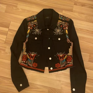 Svart denimjacka med nitar, river island! - Svart denimjavka med nitar och brodyr från river island i strl 10 som motsvarar 36. Helt ny, Nypris £70 dvs 875kr. Kika på mina andra annonser, jag samfraktar gärna. Pris kan diskuteras, om vid ytterligare frågor.