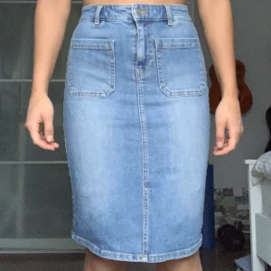 Jeanskjol - En fin jeanskjol från Gina Tricot som endast använts en gång. I storlek XS och i perfekt skick! Har en kort slits på framsidan samt fickor.