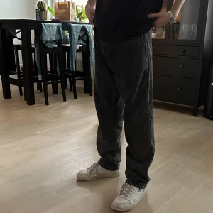 Woodbird grå jeans - Riktigt fint skick (knappt använda). Storlek 31 W och 32 L. Köpta på nlyman för 899 kronor. Om intresse eller fundering finns så är det bara att skriva till mig! Pris kan även diskuteras 