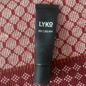 Bb cream  - Köptes från lyko men var för ljus för min smak använde bara en gång dock är det väldigt naturligt och light men samtidigt täckande. Perfekt för hyper pigmentet 
