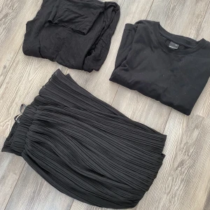Topp tröja kjol tshirt  - Letar du efter svarta kläder till vardag och fest? Då har du kommit helt rätt! Just nu får du dessa tre godingar för endast 120 kr + frakt. Passa på att köpa innan 26/2 så får du gratis frakt😍