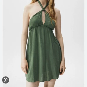 Grön halter klänning - Grön halterklänning köpt från pull&bear har endast använt 1 gång så i nyskick! (Lite skrynklig på bilderna men den behövs bara strykas)