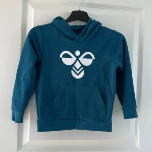 Hood tröja från Hummel strl 116 - Sparsamt använd Hood tröja strl 116  Köparen står för frakten