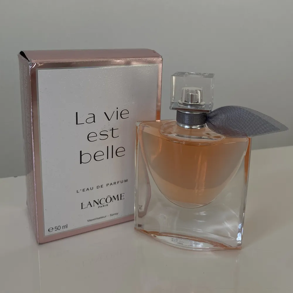 La Vie Est Belle parfym. Luktar jätte gott men tyvärr inte min typ av parfymer. Ny pris är 1100kr. . Övrigt.