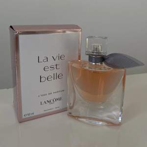 La Vie Est Belle parfym. Luktar jätte gott men tyvärr inte min typ av parfymer. Ny pris är 1100kr. 