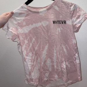 Unik T-shirt  - Skön t-shirt som jag blekt med klorin för att få fram detta unika mönster. Värt att nämna är att den hade behövt strykas, eventuellt bara tvättas igen och hängas upp på galge för att torka & få bort rynkorna på tröjan. Säljes pga den har blivit för liten.