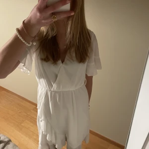 Sommarklänning - Super söt klänning som passar perfekt till student, skolavslutning eller konfirmation. Använd en gång. Märket är sisters point men den är köpt på bubbleroom💘