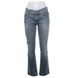 Low waist jeans tiger of sweden - Low waist jeans från tiger of sweden. Super dina men tyvärr försmå för mig. Det är köpta second hand. Passar bra i längden på mig som är 165 cm lång, midjemåttet är 84