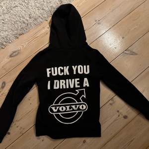 Säljer en Volvo hoodie i storlek s  Fint skick 