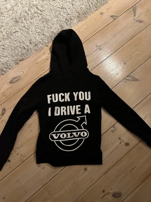 Volvo hoodie  - Säljer en Volvo hoodie i storlek s  Fint skick 
