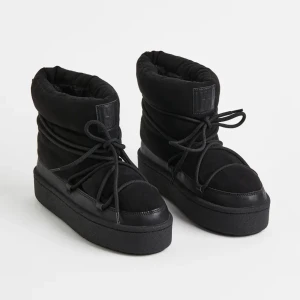 Skor  - Säljer mina skit snygga inuikki liknande skor från hm då jag inte får någon använding för dom längre❤️❤️jätte fint skicka köpa denhär vintern🙌💕