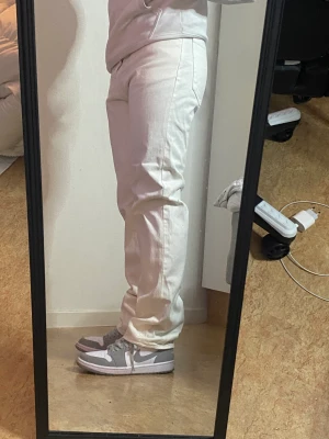 HELT NY! Weekday byxor  - Vita byxor från weekday 