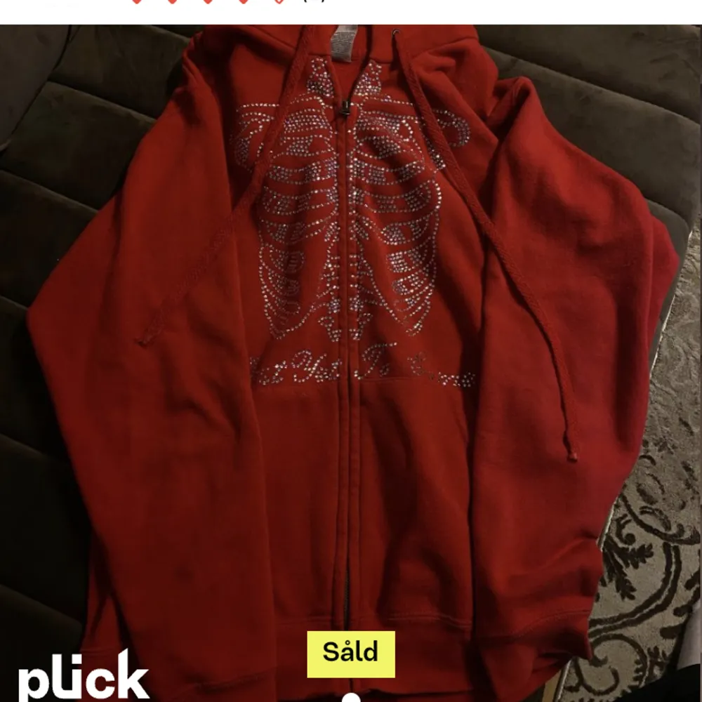 Jättecool zip up hoodie med rhinestones, köptes för 500kr. Fint skick!❤️. Hoodies.
