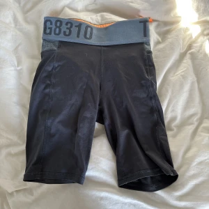 Träningsshorts - Fina träningsshorts från hm. Knappt använda och därför i väldigt bra skick. 