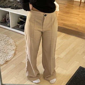 Kostymbyxor  - Beige kostymbyxa från märket bershka. Köpta i augusti 2021. Mycket sparsamt använda.  Jag tycker de är skitsnygga med samtidigt sitter de inte som jag hade önskat. 