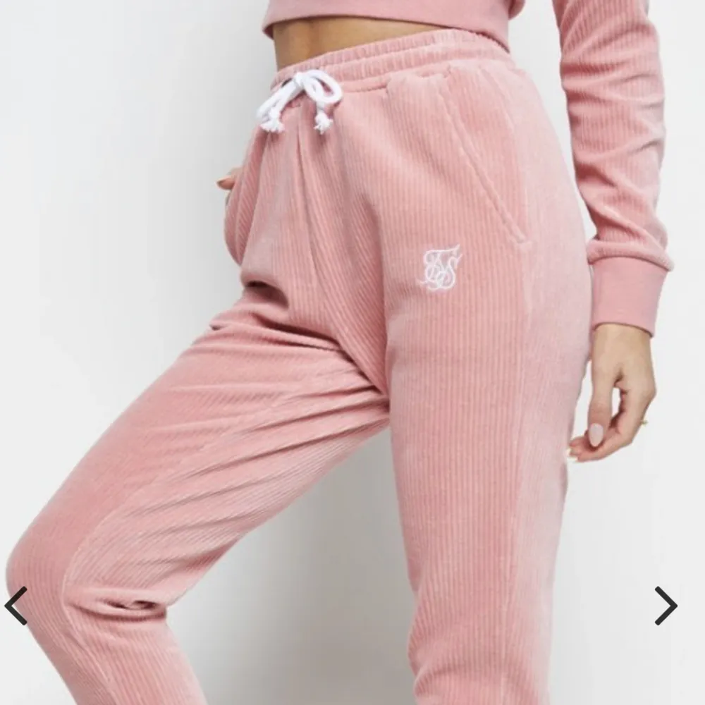 Rosa mjukisbyxor i storlek S från Siksilk. Nya och oanvända. . Jeans & Byxor.