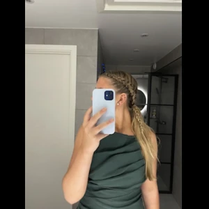 Zara klänning - Säljer denna jätte fina mörkgröna klänningen i stl M men passar oxå S för 250+ frakt💛