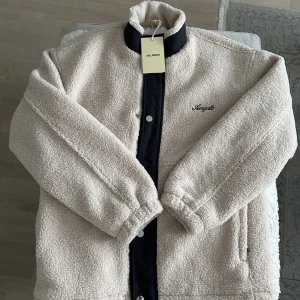 Axel Arigato Teddy overshirt fleece jacket - Axel Arigato jacka i strl M. Helt ny med lapparna kvar. Normal i storlek! Unisex.  Nypris 2899:-