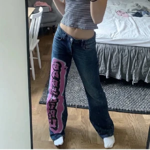 Jaded london jeans - Hej säljer dessa jeans från jaded london, aldrig använda, lapp och orginal paketering finns kvar, orginal pris är 900
