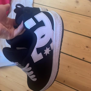 Dc shoes🌟🌟 - Så snygga dc shoes som tyvärr kommer till för lite användning. Passar på mig som har storlek 39 men skulle nog säga att de funkar på någon med storlek 38 oxå. 🌸