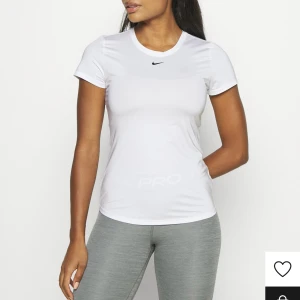 Nike tröja - Säljer den här Nike tröjan, nästan oanvänd💕