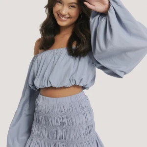 Festblus - Ljusblå festblus med ballongärmar från NAKD, lapp kvar!