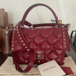 Valentino Garavani - SÄNKT PRIS🫶🏼Pga oseriös köpare har jag kvar denna pärla🤍 Valentino Garavani Candystud, köpt i New York. Kvitto och dustbag finns självklart! Den är köpt för ca 29 900 sek. Mått: Längd: 23cm, Höjd: 17.5cm, Djup: 11 cm❣️