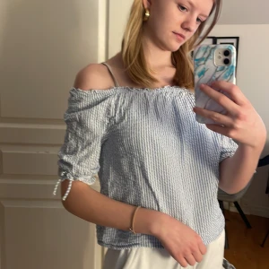 Sommar tröja - Super söt, blårandig tröja som passar perfekt till sommaren💗säljer den för att den inte kommer till användning längre. Storlek 12-14 år!