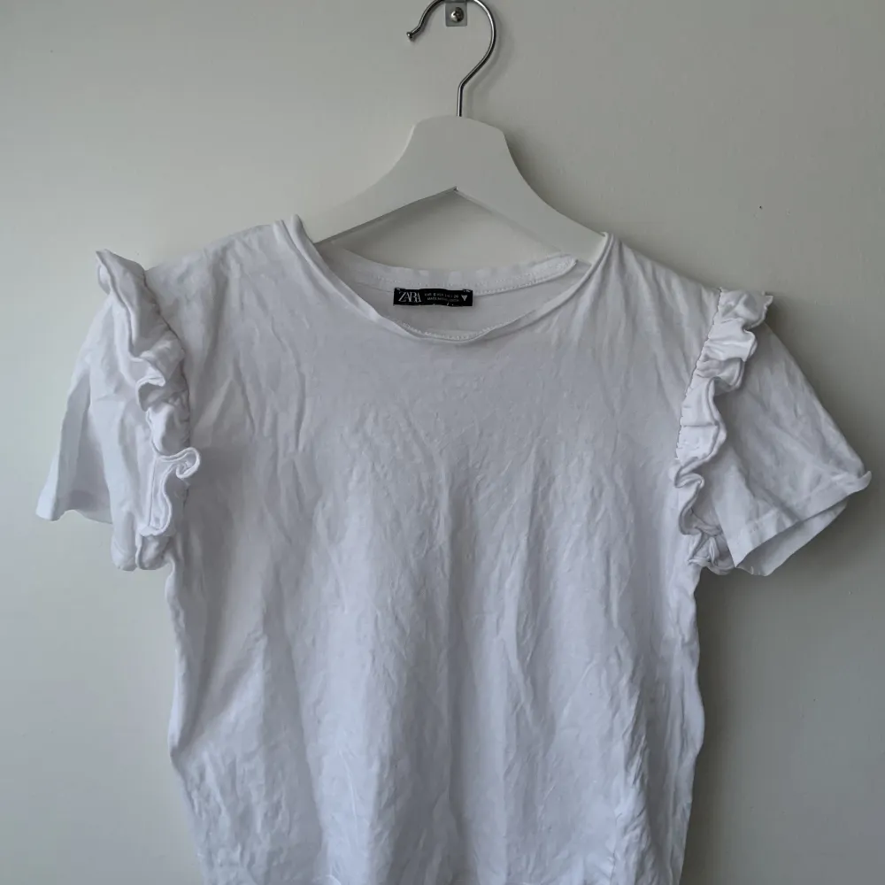 En jätte fin vit T-shirt med volang på ärmarna❤️ har inte använts så många gånger❤️ kan diskuter priset . T-shirts.
